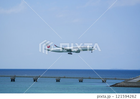 那覇空港B滑走路に着陸する飛行機 那覇空港B滑走路に着陸する飛行機 121594262
