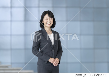 カメラ目線で笑顔の50代のビジネスウーマン カメラ目線で笑顔の50代のビジネスウーマン 121594432