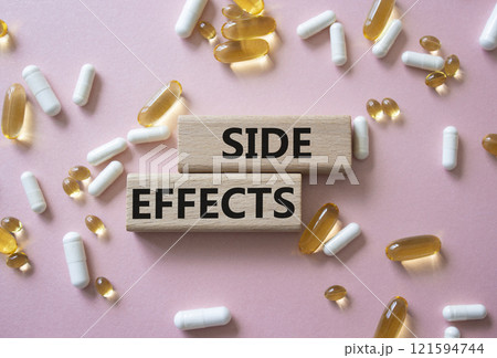 Side Effects symbol. Wooden blocks with words Side Effects. Beautiful pink background with pills. Medicine and Side Effects concept. Copy space. 121594744