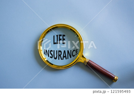 Life insurance symbol. Magnifying glass with words Life insurance. Beautiful blue background. Business and Life insurance concept. Copy space. 121595493