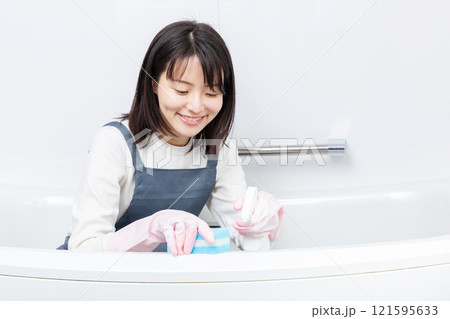 お風呂掃除する家事代行の女性01 121595633