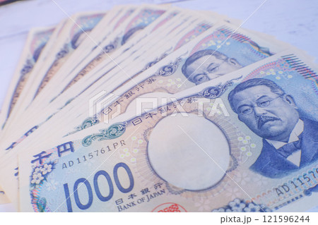 広げられた新紙幣の千円札 121596244