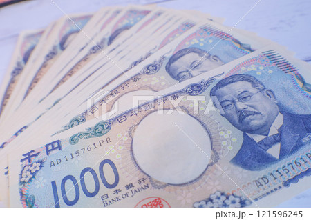 広げられた新紙幣の千円札 121596245