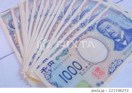 広げられた新紙幣の千円札 広げられた新紙幣の千円札 121596253