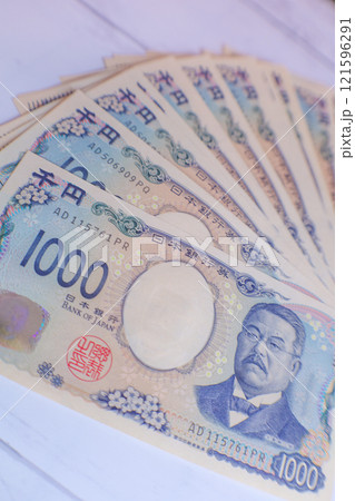 広げられた新紙幣の千円札 広げられた新紙幣の千円札 121596291