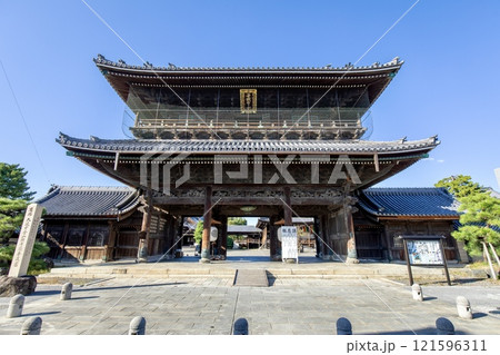 長浜市、大通寺の山門 121596311