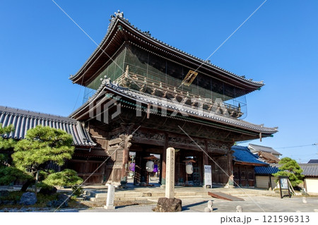 長浜市、大通寺の山門 121596313