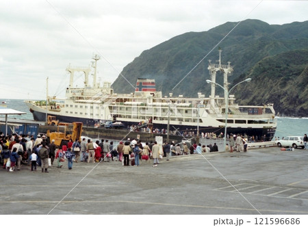 古写真　1980年1月　八丈島　底土港（神湊港）の客船 121596686