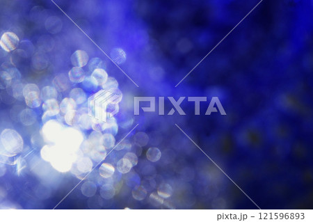 ガラス工芸品の反射光 121596893