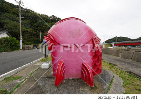 蛎浦島と崎戸島を結ぶ本郷橋近く お魚バス停・今泊マダイのバス停(長崎県西海市) 蛎浦島と崎戸島を結ぶ本郷橋近く お魚バス停・今泊マダイのバス停(長崎県西海市) 121596981