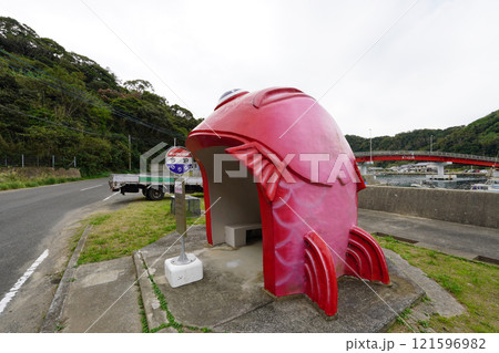 蛎浦島と崎戸島を結ぶ本郷橋近く　お魚バス停・今泊マダイのバス停（長崎県西海市） 121596982
