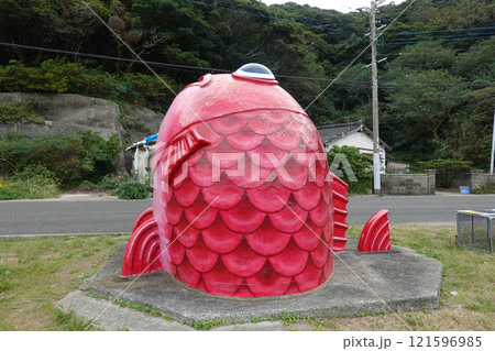 蛎浦島と崎戸島を結ぶ本郷橋近く　お魚バス停・今泊マダイのバス停（長崎県西海市） 121596985