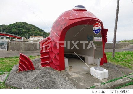蛎浦島と崎戸島を結ぶ本郷橋近く お魚バス停・今泊マダイのバス停(長崎県西海市) 蛎浦島と崎戸島を結ぶ本郷橋近く お魚バス停・今泊マダイのバス停(長崎県西海市) 121596986