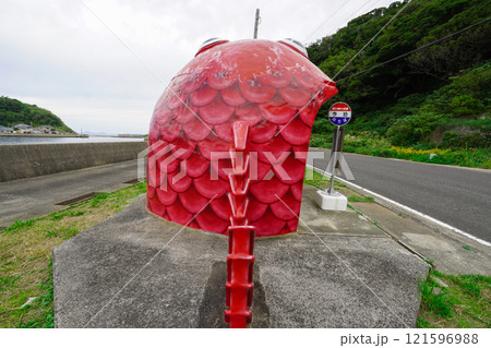 蛎浦島と崎戸島を結ぶ本郷橋近く　お魚バス停・今泊マダイのバス停（長崎県西海市） 121596988