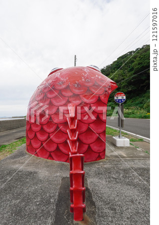 蛎浦島と崎戸島を結ぶ本郷橋近く　お魚バス停・今泊マダイのバス停（長崎県西海市） 121597016