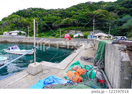 蛎浦島と崎戸島を結ぶ本郷橋近く　お魚バス停・今泊マダイのバス停（長崎県西海市） 121597018