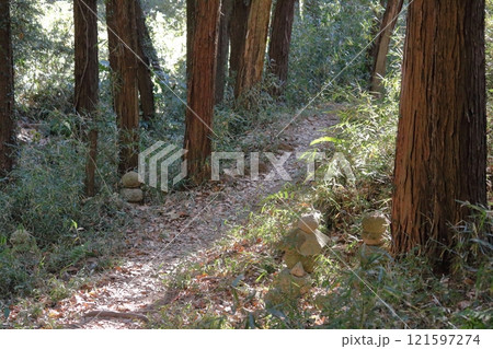 山道沿いの鎌倉墓（墓石） 121597274