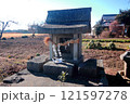 祠に鏡餅のお供え 121597278