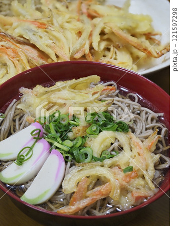 かき揚げを載せた蕎麦 121597298
