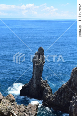 高知県大月町柏島までの観音岩を望む 121597692