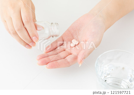 薬を瓶から出す女性02 薬を瓶から出す女性02 121597721