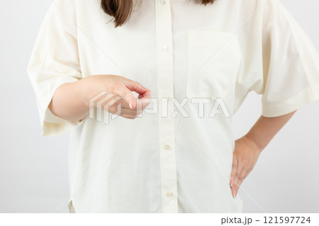 指を差し怒る女性01 121597724