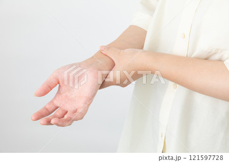 手首を違和感を感じる女性01 121597728