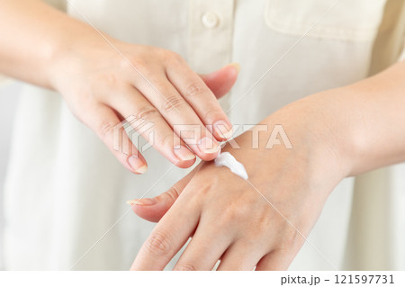 ハンドクリームを塗る女性01 121597731