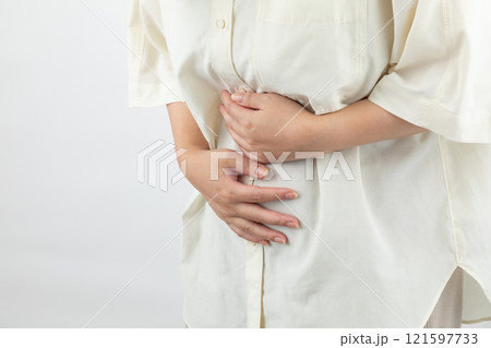下腹部に手を当てる女性01 121597733