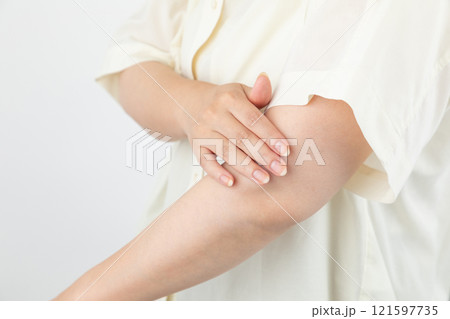 二の腕をケアする女性01 121597735