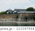 大阪城のお堀の見える風景 121597934
