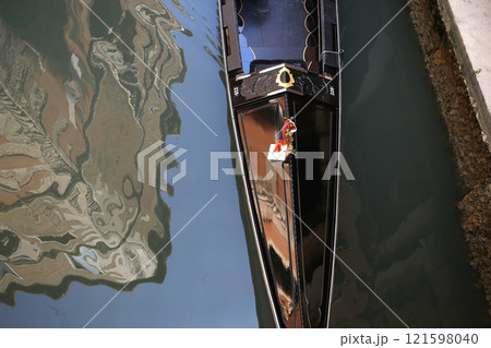 Gondola on the grand canal, Venice, Italy Gondola on the grand canal, Venice, Italy 121598040