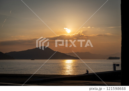 海に沈む夕日 海に沈む夕日 121598688