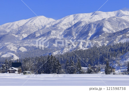 雪景色の只見線と守門岳 雪景色の只見線と守門岳 121598738
