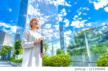 ノートパソコンを抱えた笑顔の女性　金髪　快晴 121598880