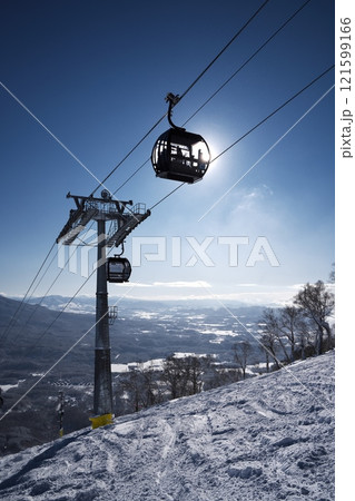 ニセコ東急 グラン・ヒラフ・ゲレンデのスーパーコースからエースゴンドラと羊蹄山を望む ニセコ東急 グラン・ヒラフ・ゲレンデのスーパーコースからエースゴンドラと羊蹄山を望む 121599166
