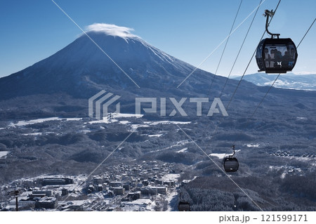 ニセコ東急 グラン・ヒラフ・ゲレンデのスーパーコースからエースゴンドラと羊蹄山を望む 121599171