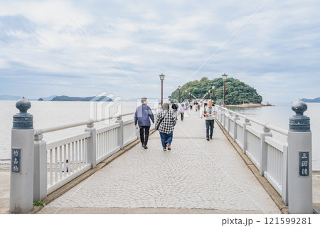 蒲郡市の海に架かる竹島橋と竹島の風景(愛知県) 121599281
