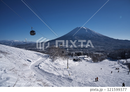 ニセコ東急 グラン・ヒラフ・ゲレンデのせんの木コースからエースゴンドラと羊蹄山を望む 121599377