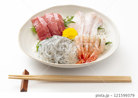 白背景に刺身の盛り合わせ 121599379