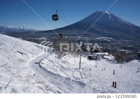 ニセコ東急 グラン・ヒラフ・ゲレンデのせんの木コースからエースゴンドラと羊蹄山を望む 121599380
