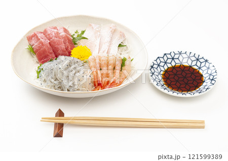 白背景に刺身の盛り合わせ 121599389