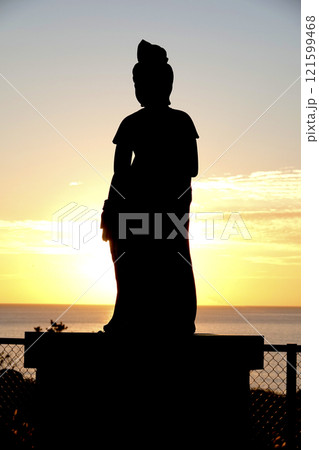 夕日に照らされてシルエットが浮き上がる聖観世音像 夕日に照らされてシルエットが浮き上がる聖観世音像 121599468