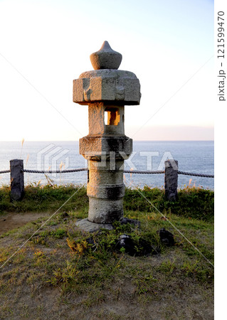 日本海に面した展望台に設置されている石灯籠 121599470