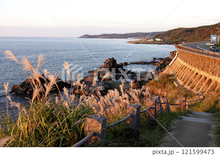 秋の夕暮れ 日本海海岸沿いの風景 121599473