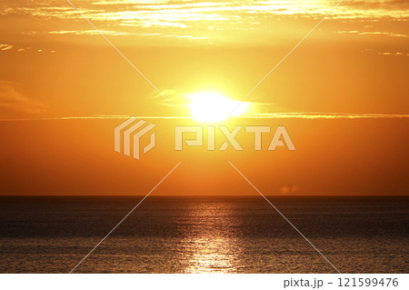 水平線のに沈もうとしている太陽 海原に出来た太陽の道 水平線のに沈もうとしている太陽 海原に出来た太陽の道 121599476