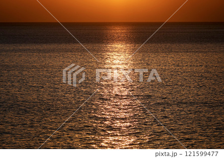 大海原に出来た太陽の道 121599477