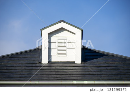 屋根の上の鳩小屋もしくはドーマー 121599573