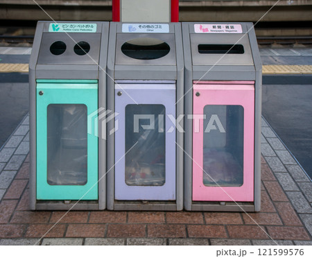 駅のホームの分別用のごみ箱 駅のホームの分別用のごみ箱 121599576