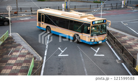 JR茨木駅前に到着した阪急バス 121599588